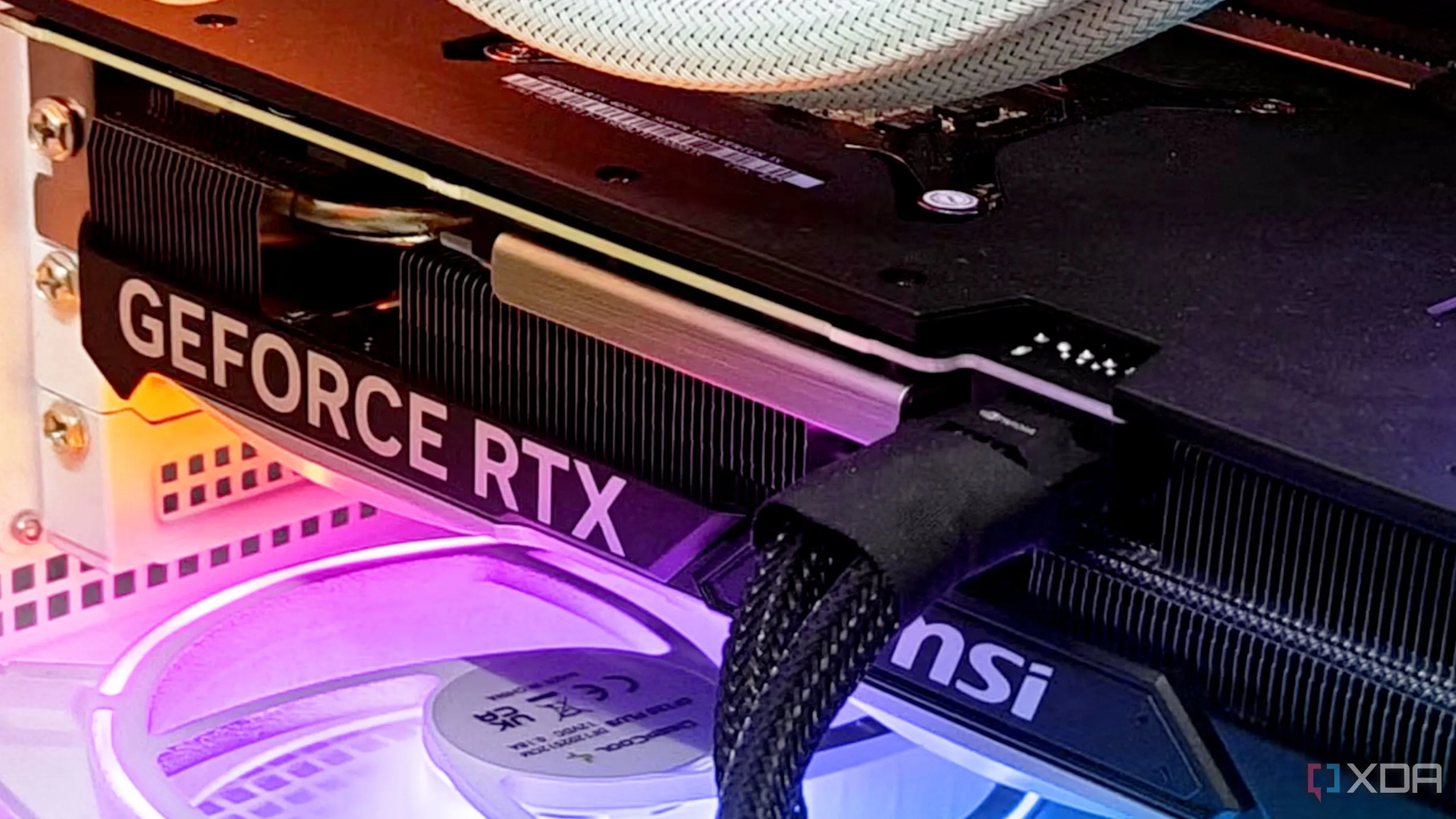 Hình ảnh minh họa về một con chip xử lý hoặc card đồ họa, đại diện cho dòng NVIDIA RTX 5000 series mới được CPU-Z hỗ trợ