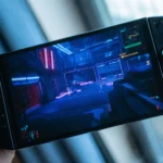 Hình ảnh người dùng trải nghiệm Cyberpunk 2077 trên thiết bị chơi game cầm tay Lenovo Legion Go, minh họa vấn đề hiệu năng ban đầu của game.