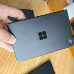 Hình ảnh nguyên mẫu điện thoại gập Microsoft Surface Andromeda với hai màn hình và camera sau, cho thấy thiết kế tổng thể cùng các vết hao mòn và nứt.