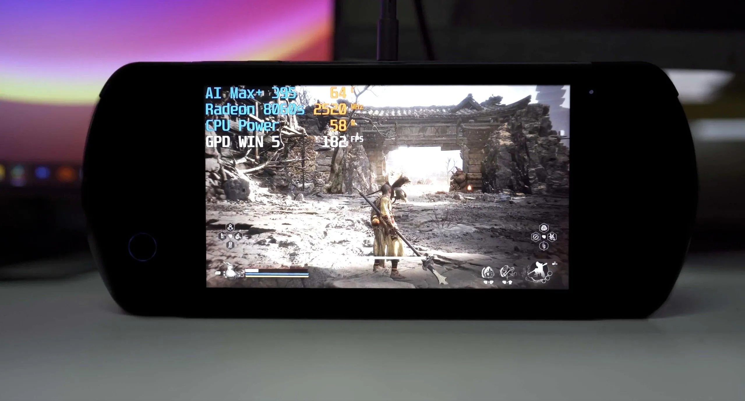 Hình ảnh phối cảnh máy chơi game cầm tay GPD Win 5, nổi bật với thiết kế nhỏ gọn nhưng mạnh mẽ