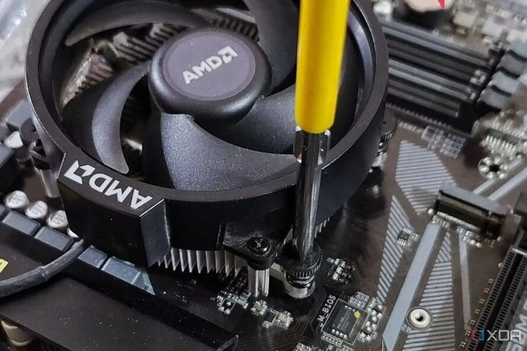 Hình ảnh quạt tản nhiệt CPU đang được lắp đặt cẩn thận vào bo mạch chủ
