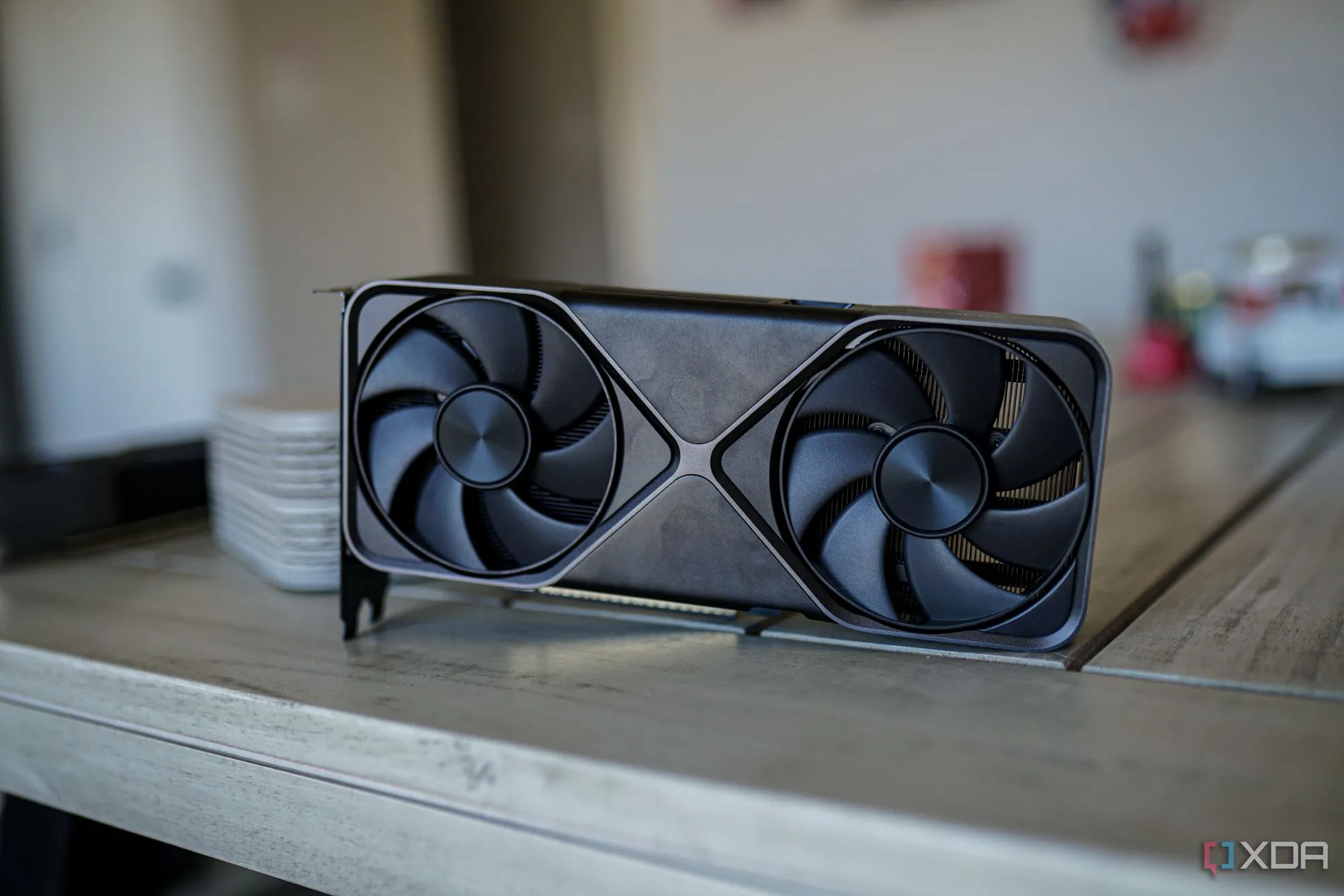 Hình ảnh quạt tản nhiệt trên card đồ họa Nvidia GeForce RTX 5070, minh họa sức mạnh phần cứng hỗ trợ Project G-Assist.