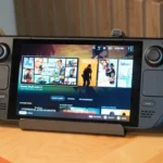 Hình ảnh Steam Deck trên dock sạc JSAUX, minh họa trải nghiệm tối ưu của SteamOS