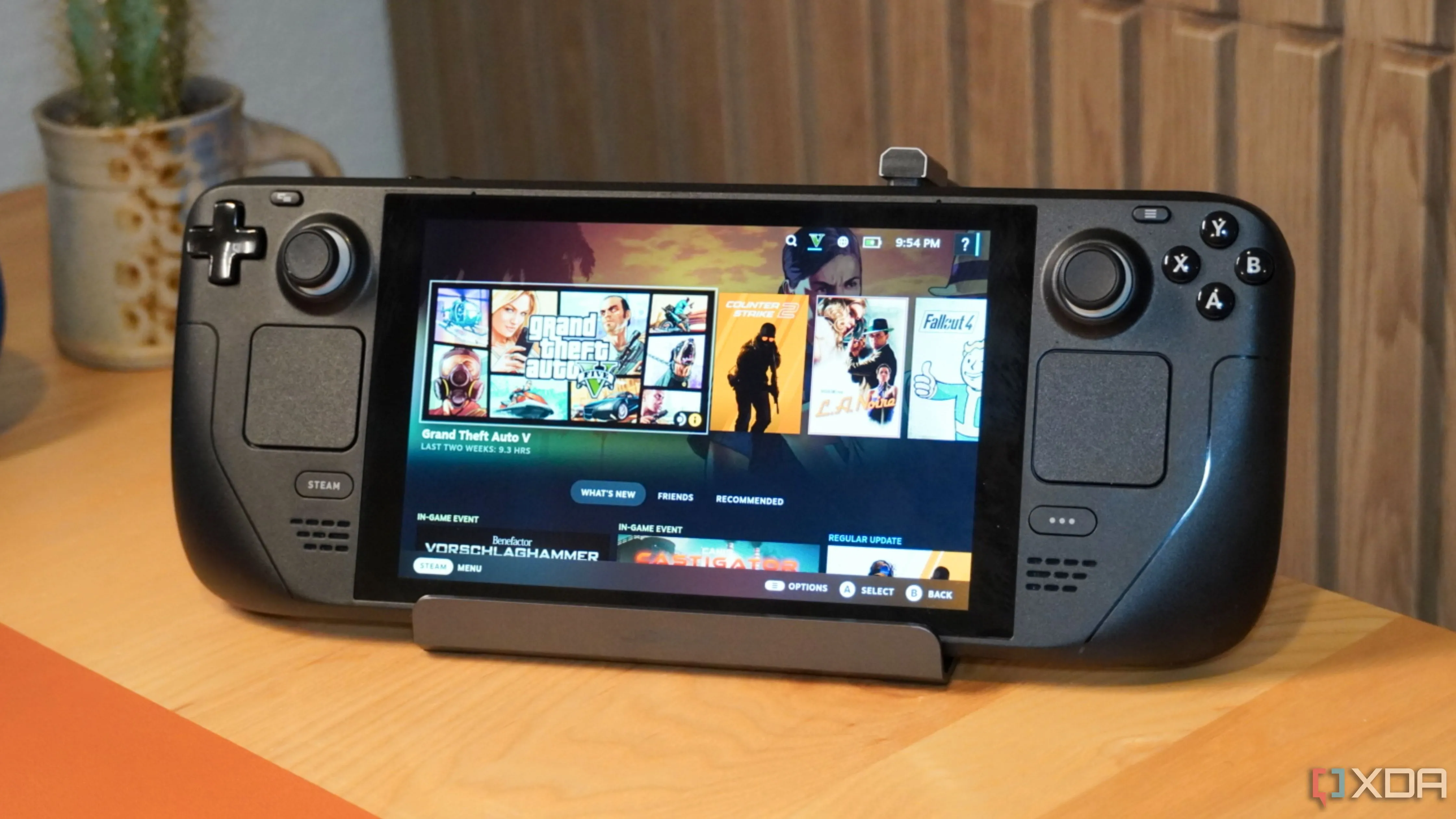 Hình ảnh Steam Deck trên dock sạc JSAUX, minh họa trải nghiệm tối ưu của SteamOS
