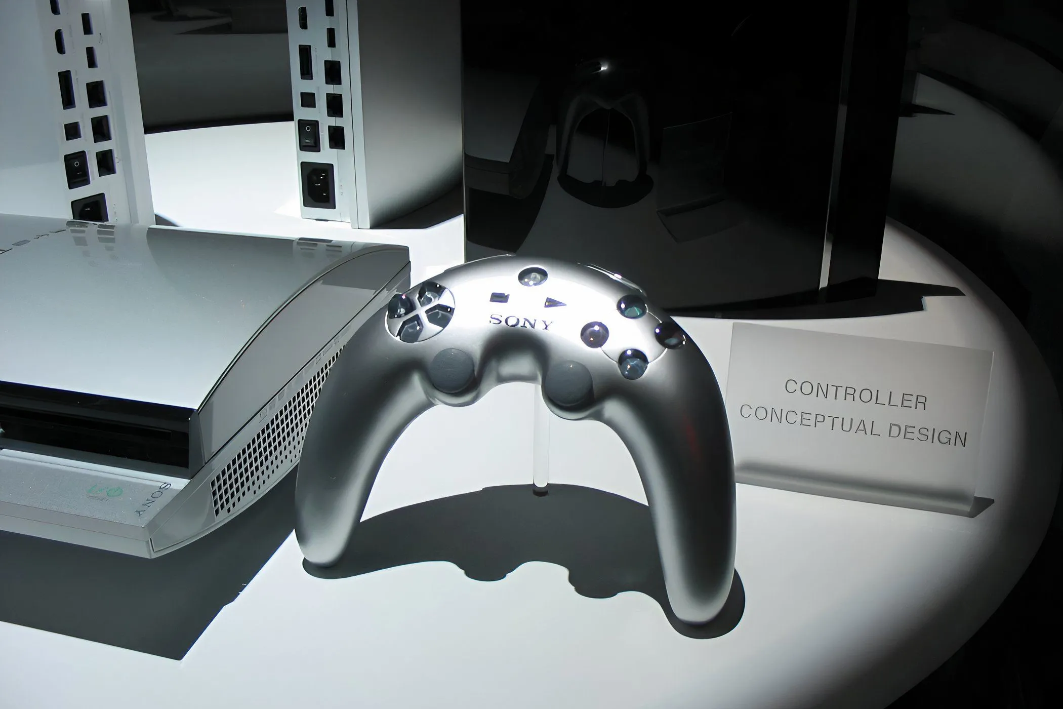Hình ảnh thiết kế tay cầm boomerang nguyên bản màu chrome của PlayStation 3 năm 2005.