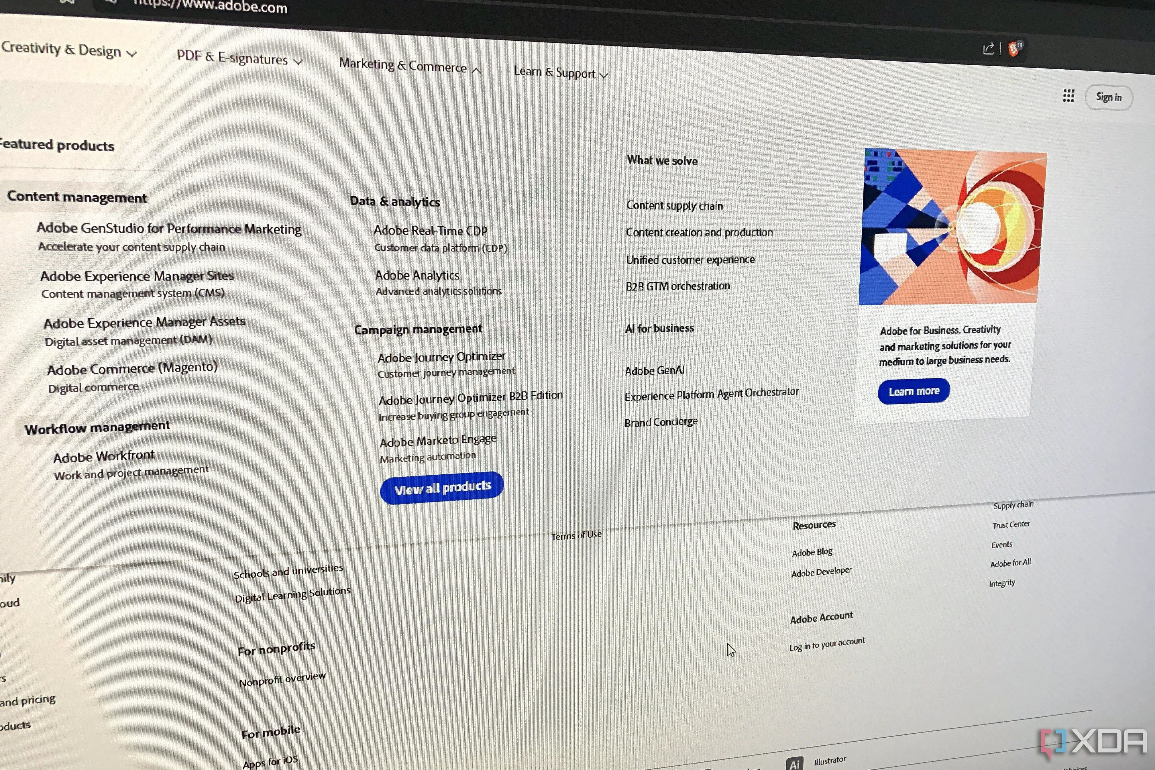 Hình ảnh tượng trưng cho chiến lược tập trung vào marketing và thương mại của Adobe