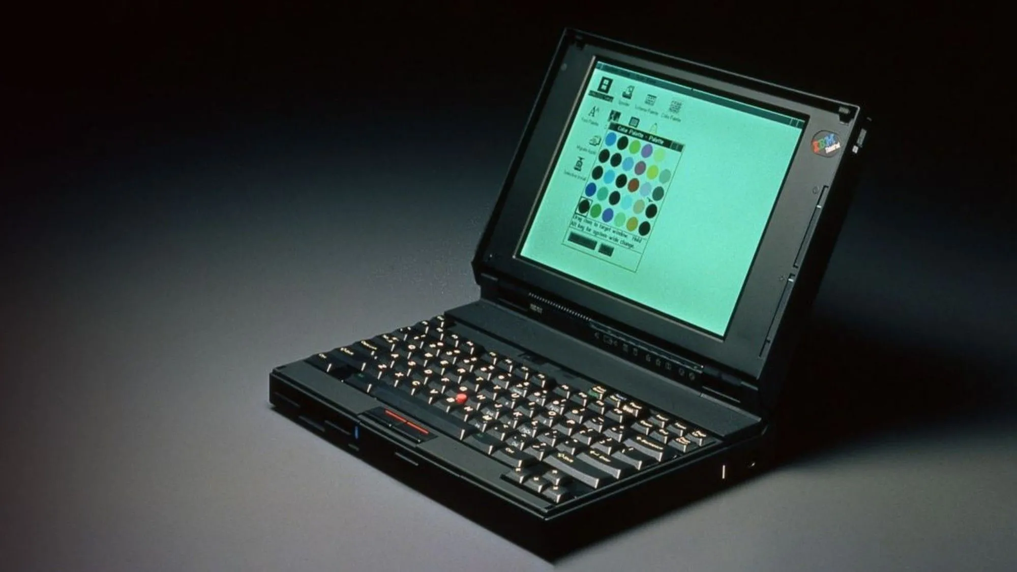 IBM Thinkpad 700C, biểu tượng laptop kinh doanh với Trackpoint đỏ