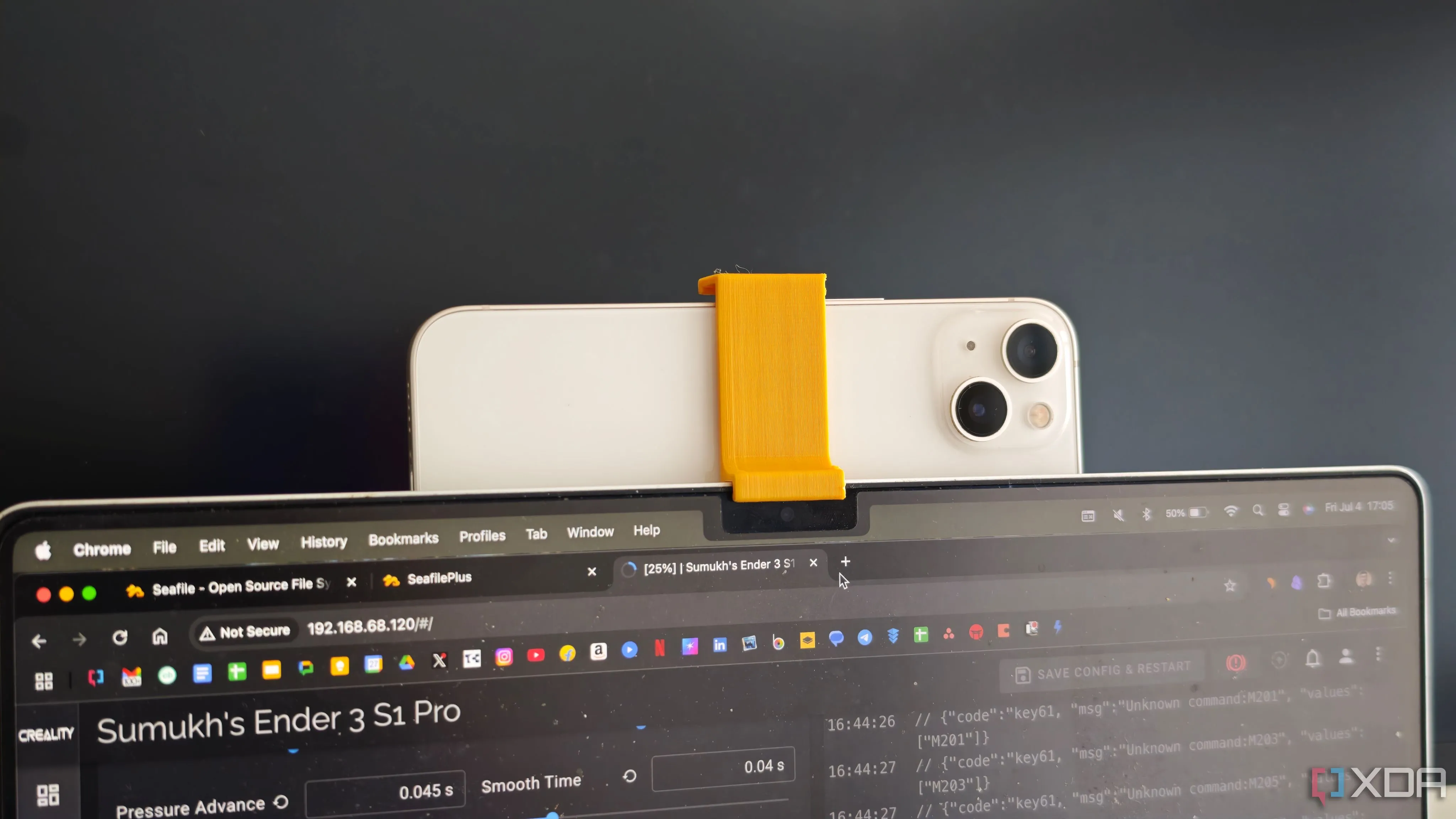 Kẹp gắn iPhone dùng tính năng Continuity Camera trên laptop