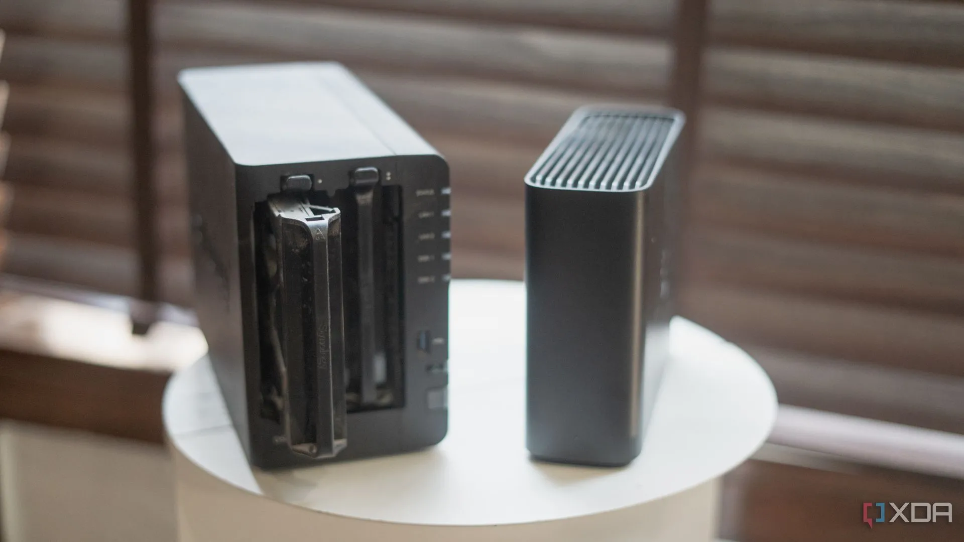 Khay ổ đĩa NAS Synology BeeStation và ổ đĩa NAS trên bàn