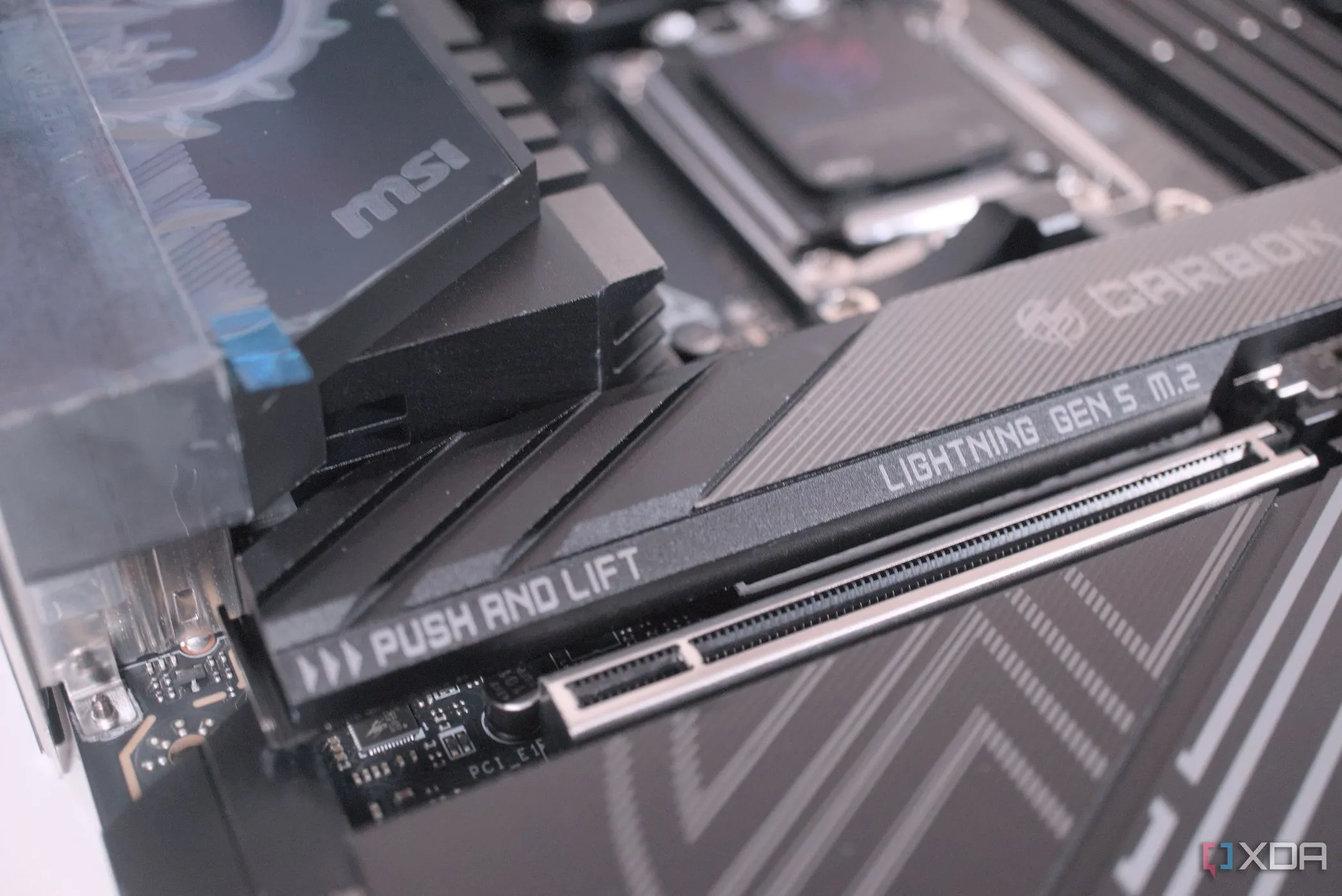 Khe cắm M.2 Gen5 trên bo mạch chủ MSI MPG X870E Carbon WiFi, nhấn mạnh tốc độ và sự tiện lợi