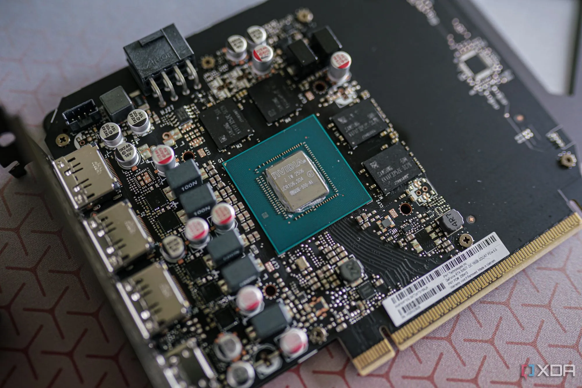 Khu vực GPU die sau khi được làm sạch hoàn toàn keo tản nhiệt cũ, sẵn sàng cho việc thoa keo mới