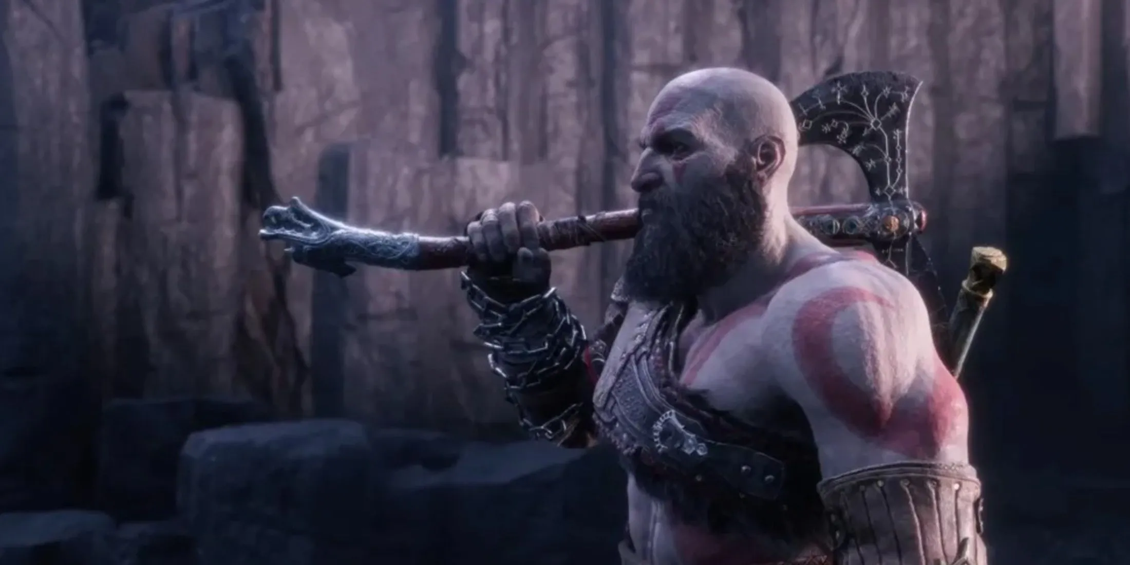 Kratos nhìn lên cảnh quan hùng vĩ trong God of War Ragnarok, thể hiện chiều sâu của thế giới game