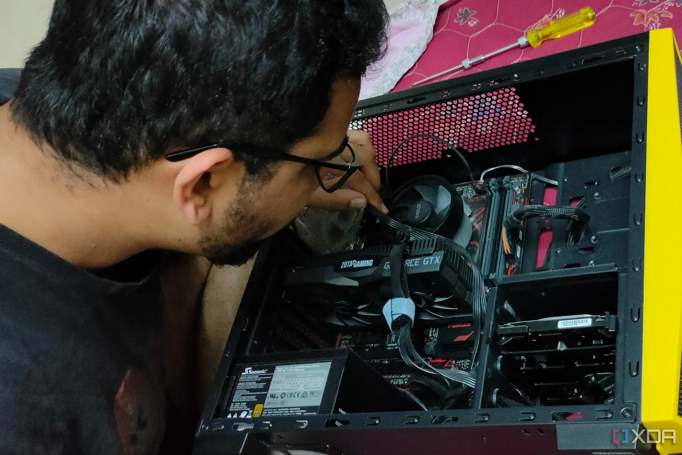 Lắp ráp linh kiện máy tính cũ vào vỏ case nhỏ gọn hơn để chơi game retro