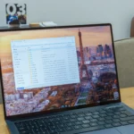 Laptop chạy Windows 11 hiển thị giao diện hệ điều hành và các ứng dụng, minh họa trải nghiệm người dùng trên nền tảng mới nhất của Microsoft.