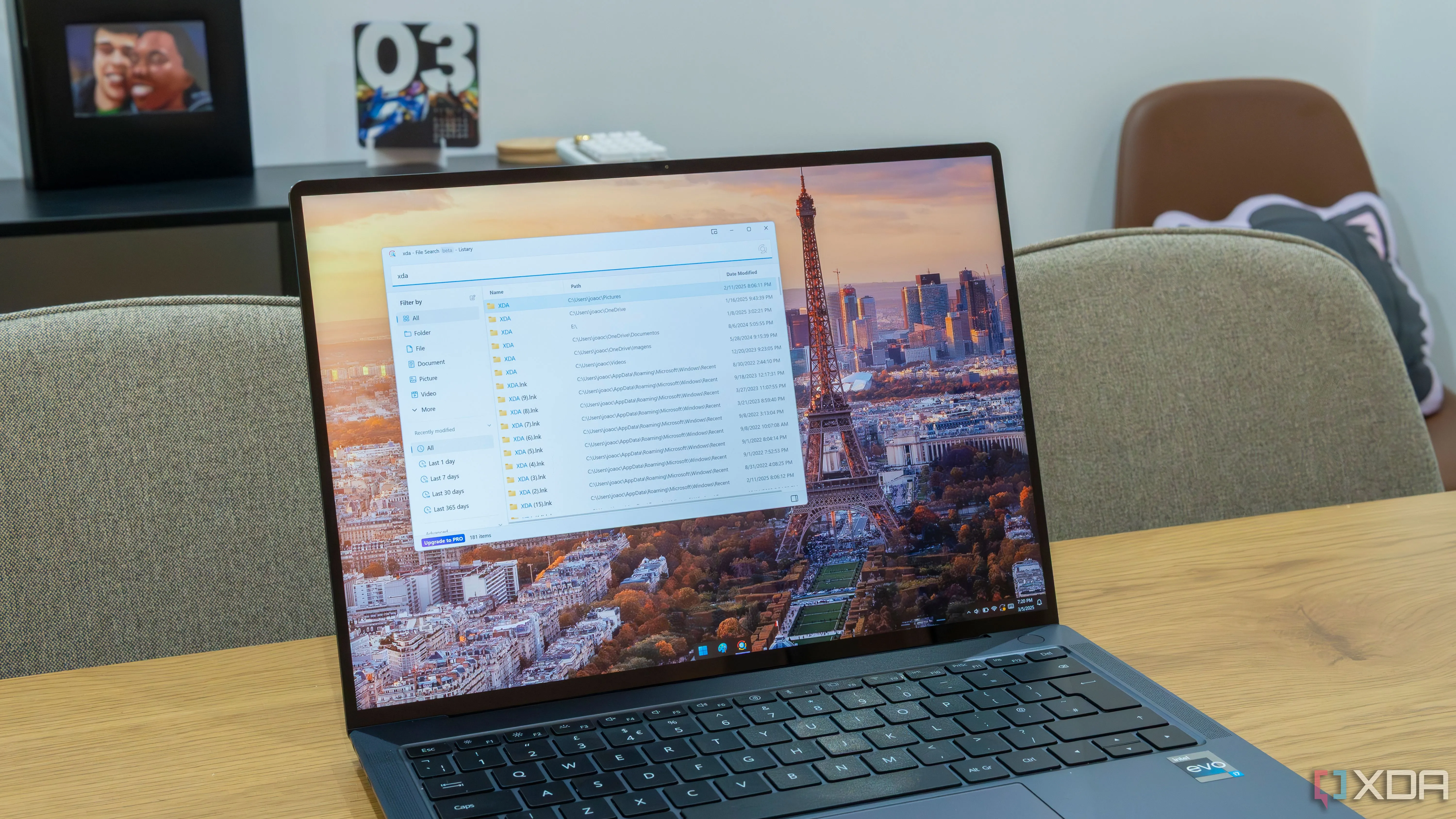 Laptop chạy Windows 11 hiển thị giao diện hệ điều hành và các ứng dụng, minh họa trải nghiệm người dùng trên nền tảng mới nhất của Microsoft.