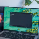 Laptop chạy Windows 11 hiển thị ứng dụng Notepad và biểu tượng Copilot, minh họa giao diện phiên bản mới.