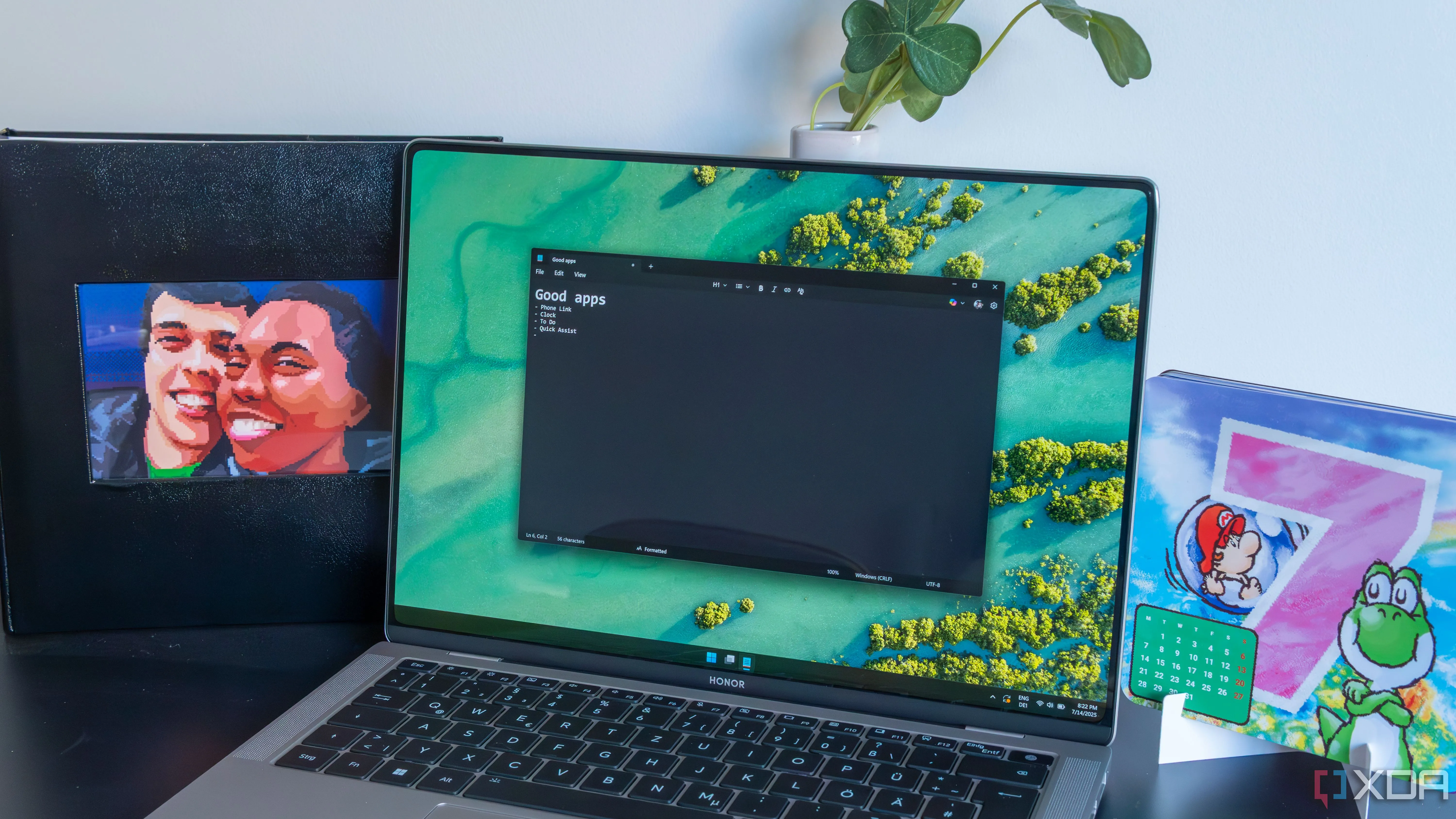 Laptop chạy Windows 11 hiển thị ứng dụng Notepad và biểu tượng Copilot, minh họa giao diện phiên bản mới.