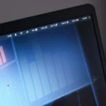 Laptop Framework chạy Hyprland Arch Linux với giao diện Waybar và biểu tượng khay