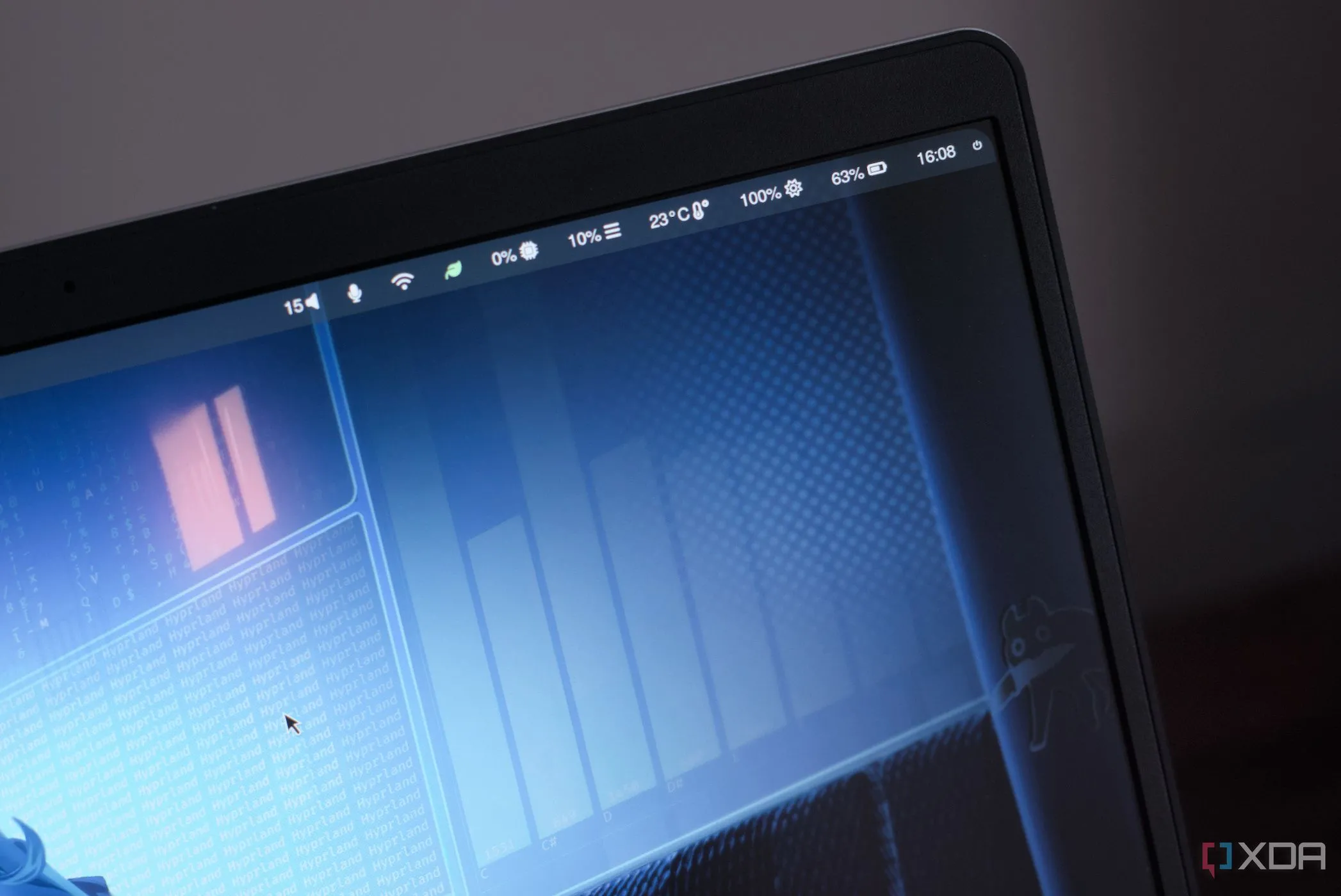 Laptop Framework chạy Hyprland Arch Linux với giao diện Waybar và biểu tượng khay