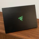Laptop gaming Razer Blade 16 2025 đặt trên bàn làm việc trong văn phòng