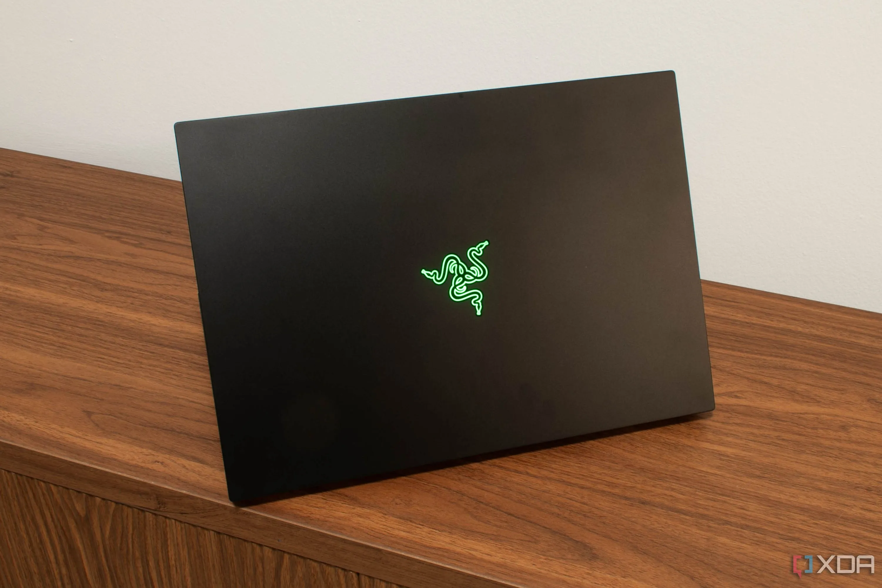 Laptop gaming Razer Blade 16 2025 đặt trên bàn làm việc trong văn phòng