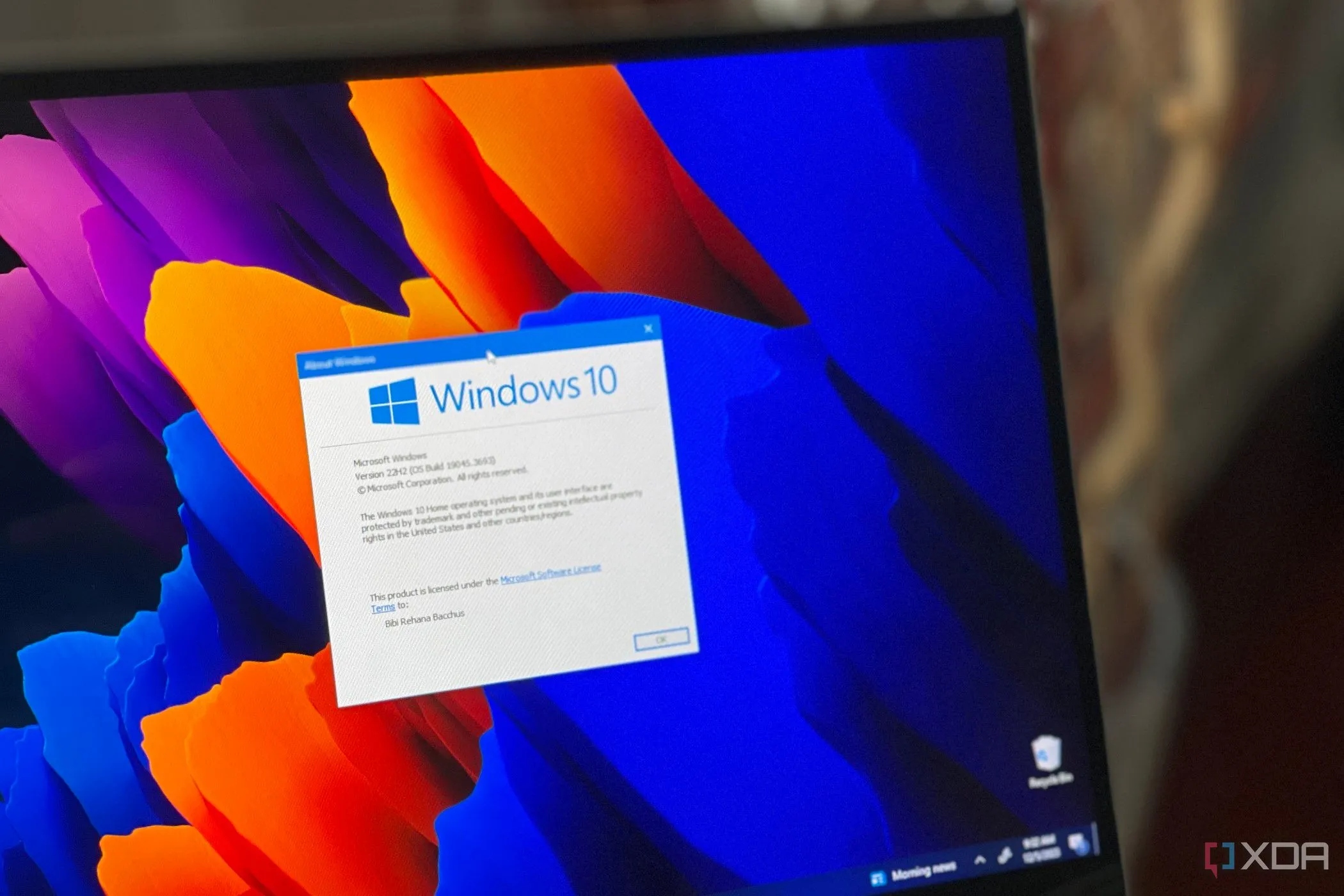 Laptop hiển thị logo Windows 10, tượng trưng cho hệ điều hành sắp ngừng hỗ trợ và ảnh hưởng đến Microsoft 365