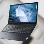 Laptop Lenovo IdeaPad 1i màu xanh dương với màn hình hiển thị nội dung làm việc