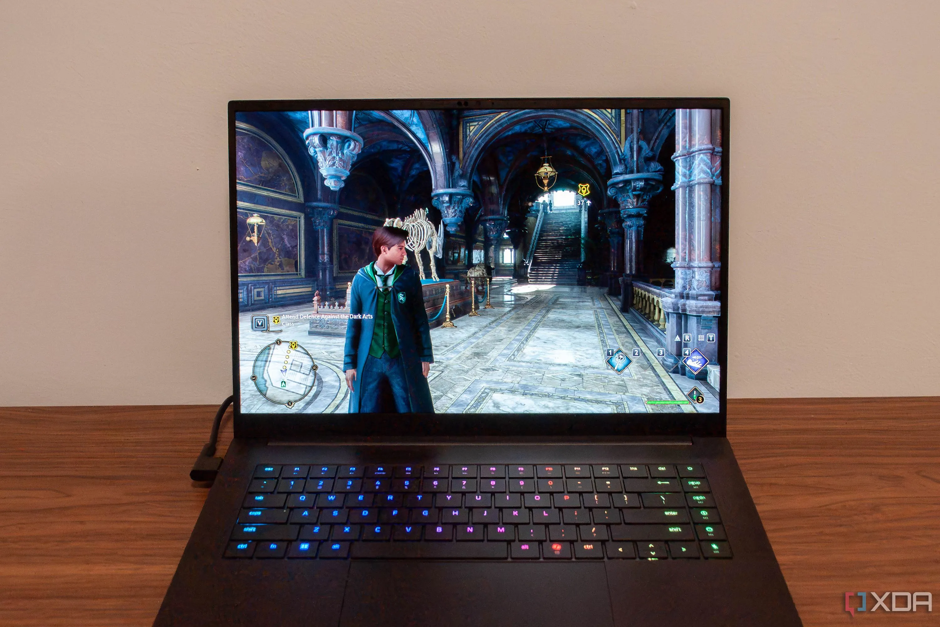 Laptop Razer Blade 16 2025 đang chạy game Hogwarts Legacy với đồ họa tuyệt đẹp