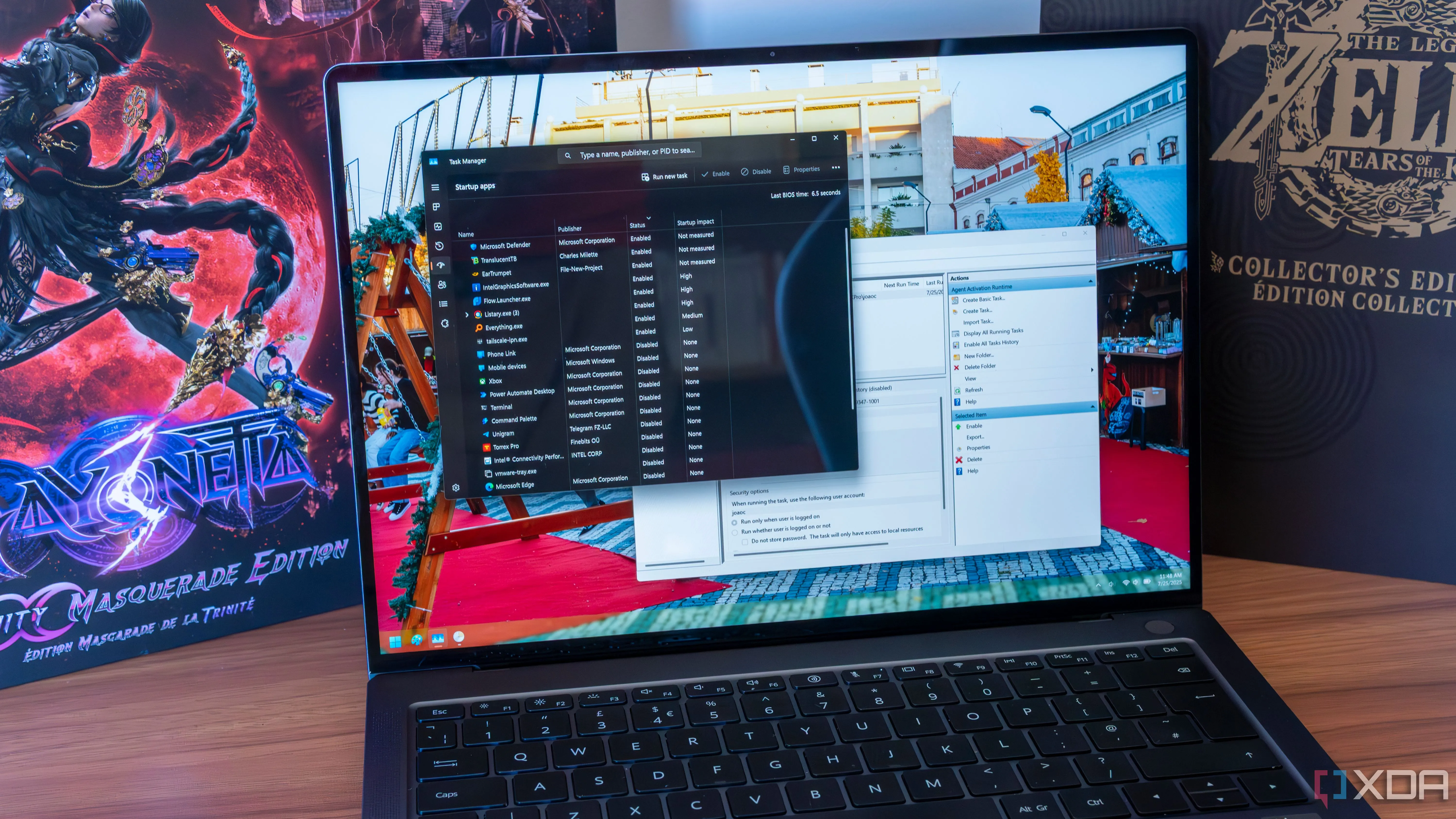 Laptop Windows 11 hiển thị cửa sổ Task Manager và Task Scheduler, minh họa cho việc khắc phục lỗi BSOD trên Windows 11 24H2 với Easy Anti-Cheat