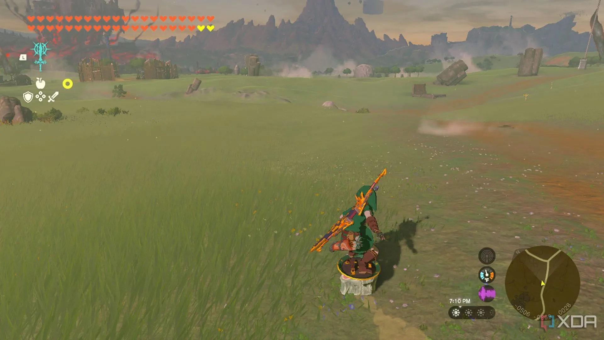 Link trượt khiên trên miếng thịt đông lạnh trong The Legend of Zelda: Tears of the Kingdom.