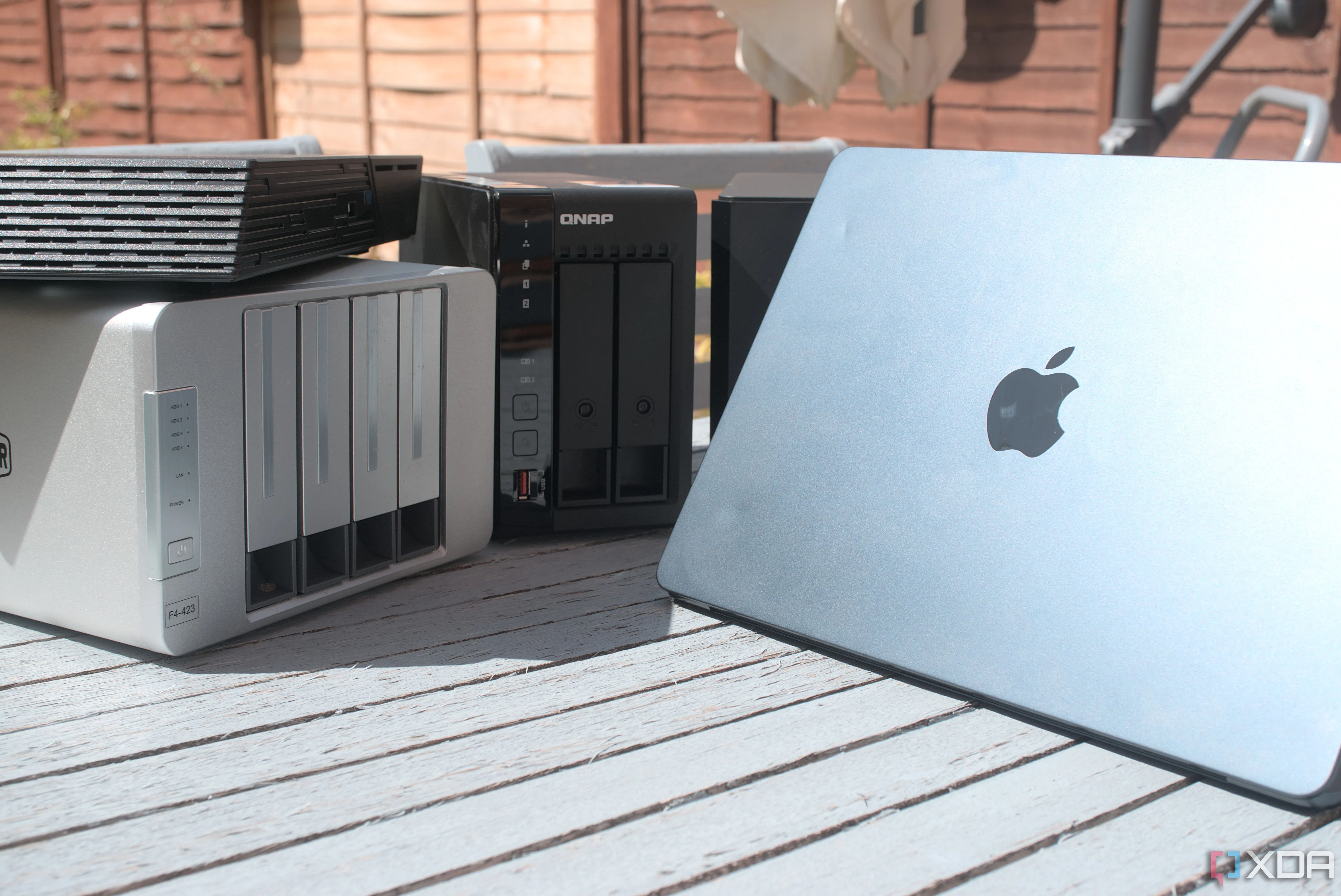 MacBook Air đặt cạnh một thiết bị NAS, tượng trưng cho việc quản lý và đồng bộ dữ liệu cá nhân thông qua Nextcloud.