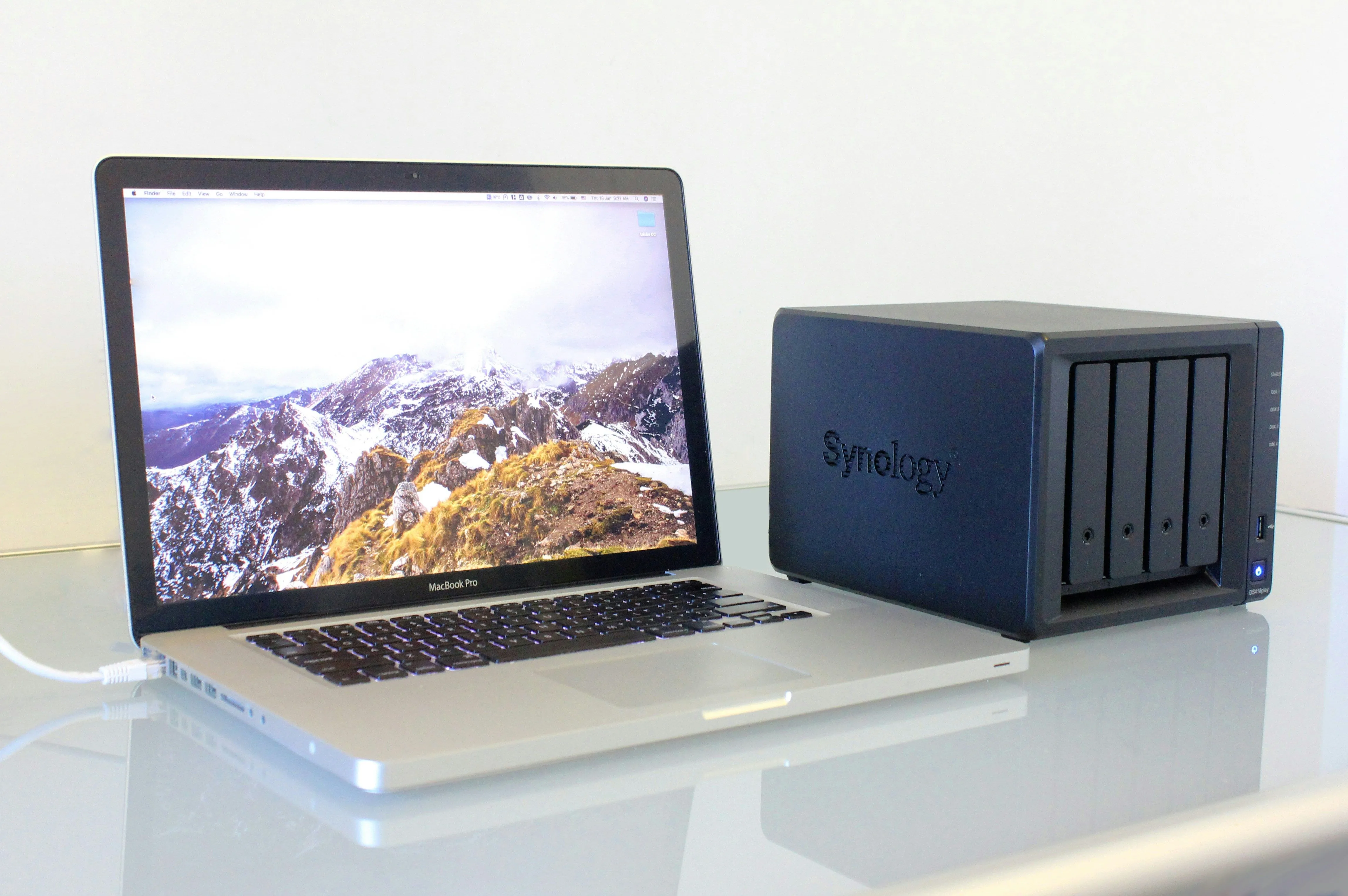 MacBook Pro kết nối với NAS Synology trên bàn làm việc