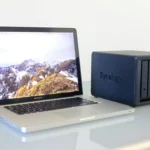 MacBook Pro kết nối với thiết bị NAS Synology để truy cập file từ xa, biểu tượng đám mây riêng tư.
