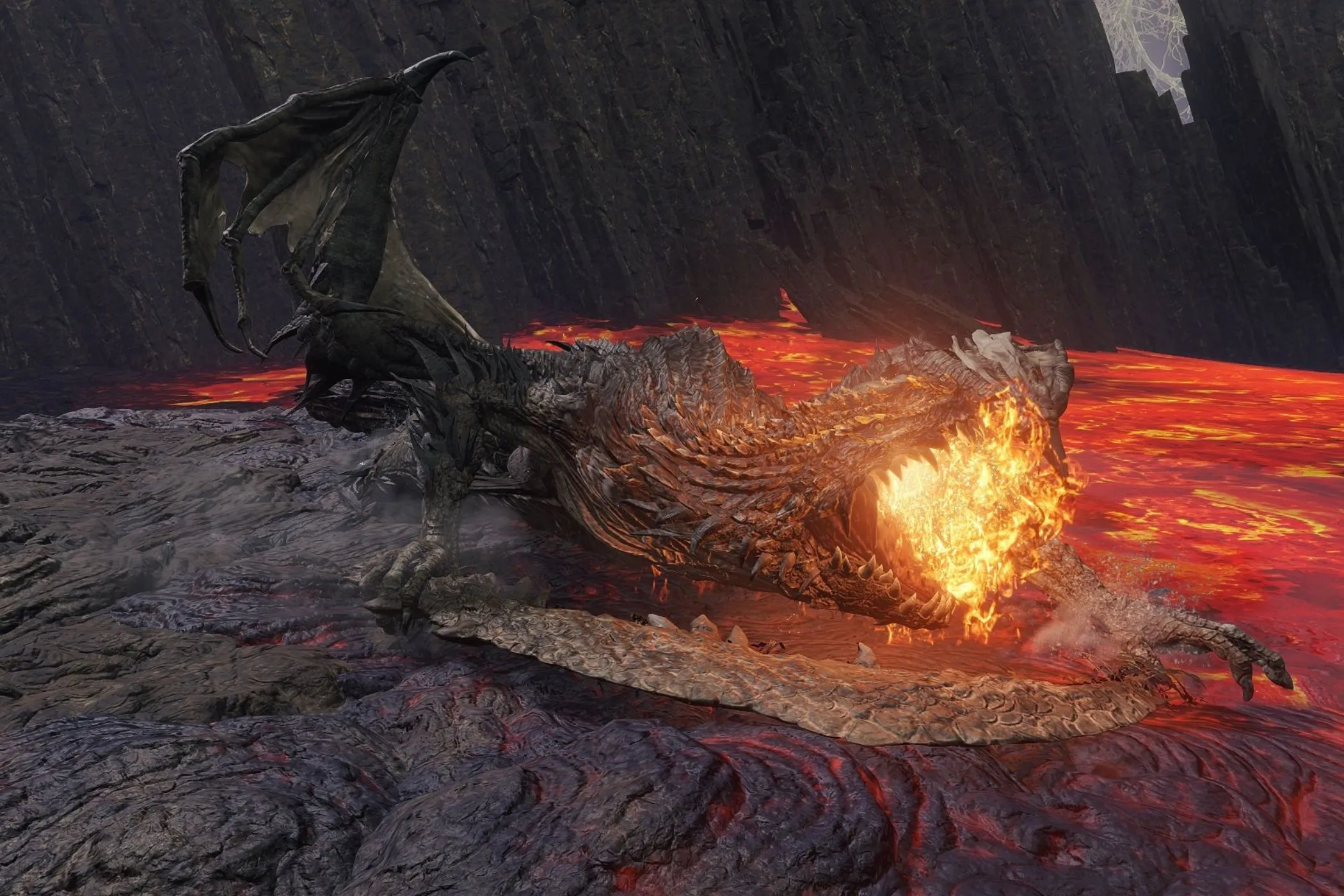 Magma Wyrm Elden Ring đang bò trên dung nham, thể hiện kích thước khổng lồ và môi trường chiến đấu đầy hiểm nguy.