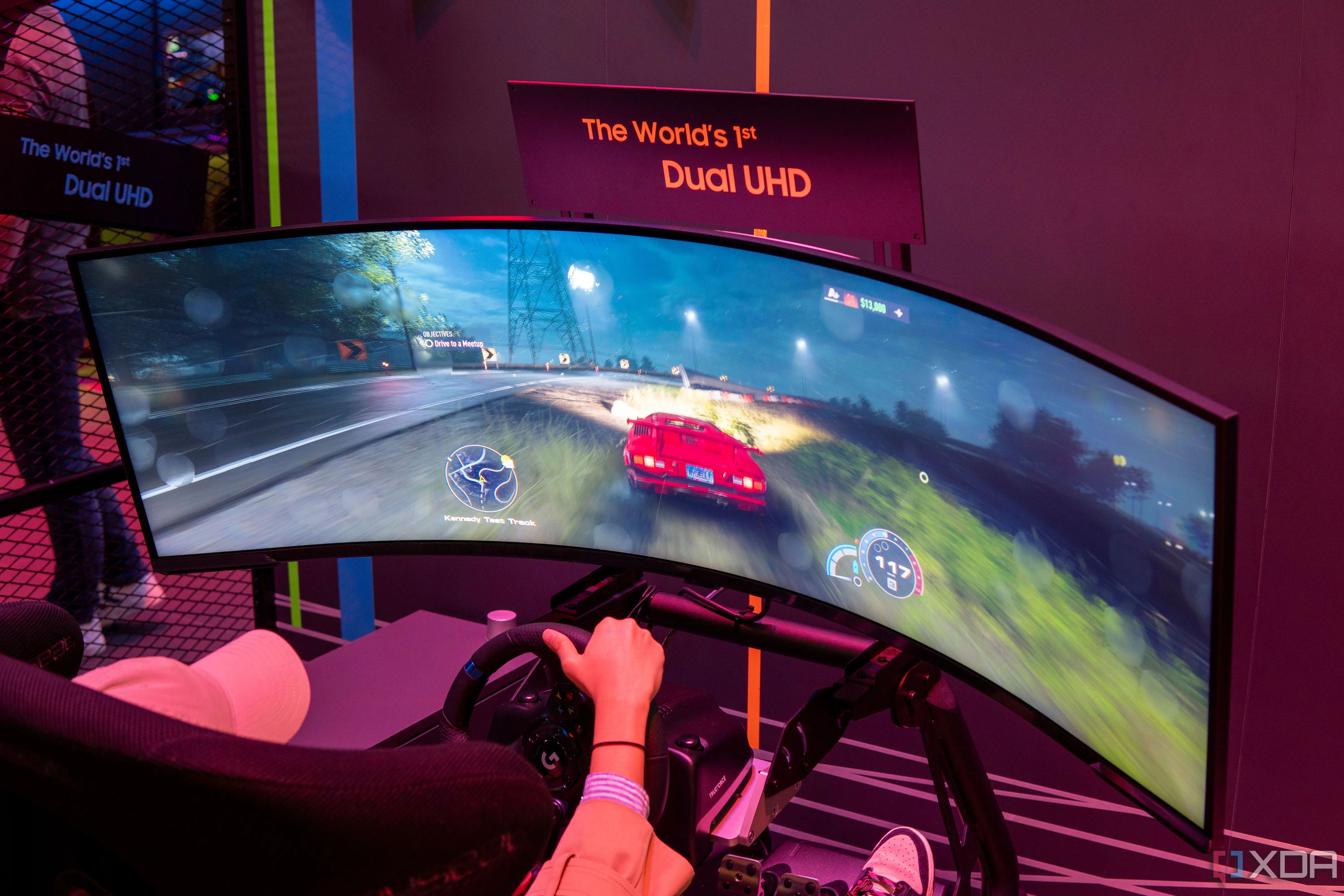Màn hình gaming Samsung Odyssey Neo G9 57 inch siêu rộng hiển thị cảnh đua xe, thể hiện thiết kế độc đáo.