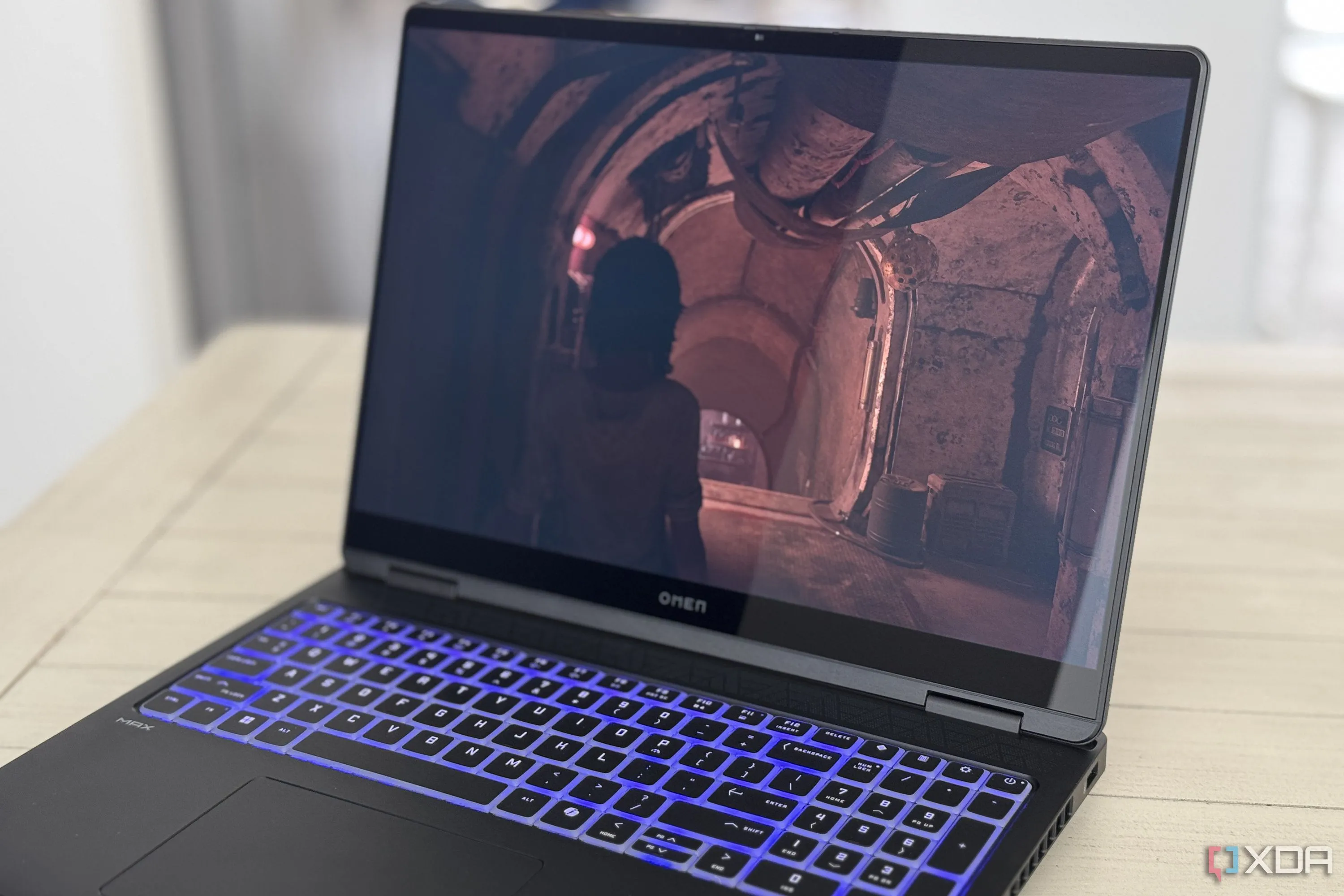 Màn hình laptop HP Omen Max 16 hiển thị cảnh chơi game Star Wars Outlaws, làm nổi bật chất lượng màn hình OLED và hiệu suất đồ họa.