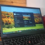 Màn hình laptop Windows 11 hiển thị cửa sổ cá nhân hóa với chủ đề tối