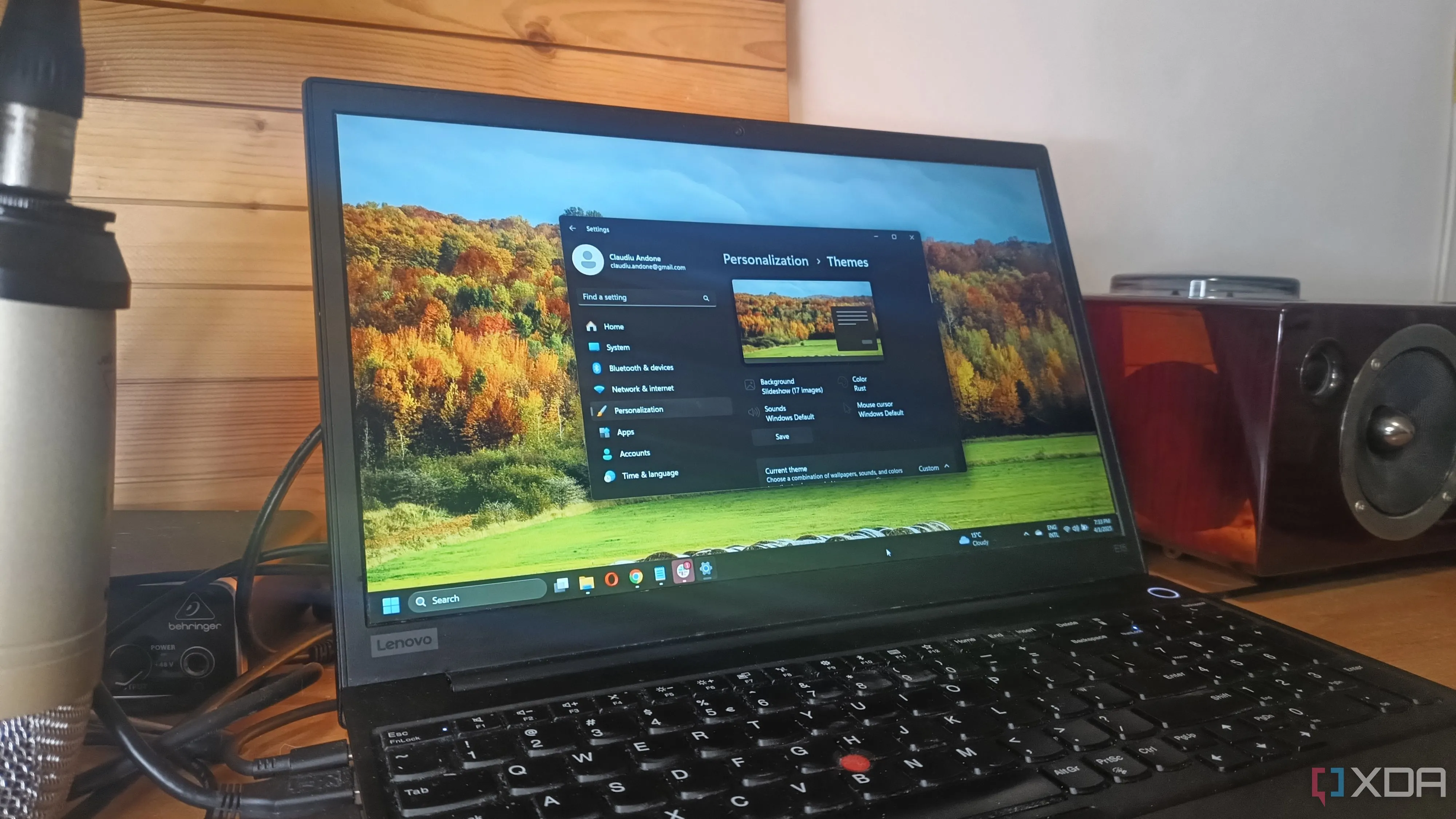 Màn hình laptop Windows 11 hiển thị cửa sổ cá nhân hóa với chủ đề tối