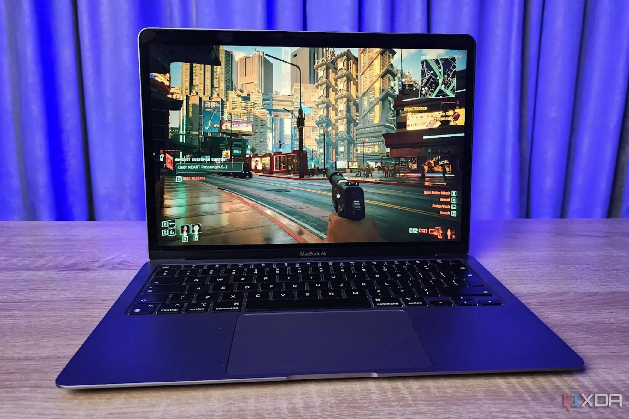 Màn hình MacBook hiển thị game Cyberpunk 2077 đang chạy qua Game Porting Kit và Rosetta 2, minh họa khả năng chơi game trên phần cứng không chuyên