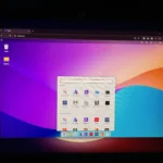 Màn hình máy tính chạy Windows 11 với cửa sổ trình duyệt, biểu trưng cho hệ điều hành đang được cập nhật tính năng mới.