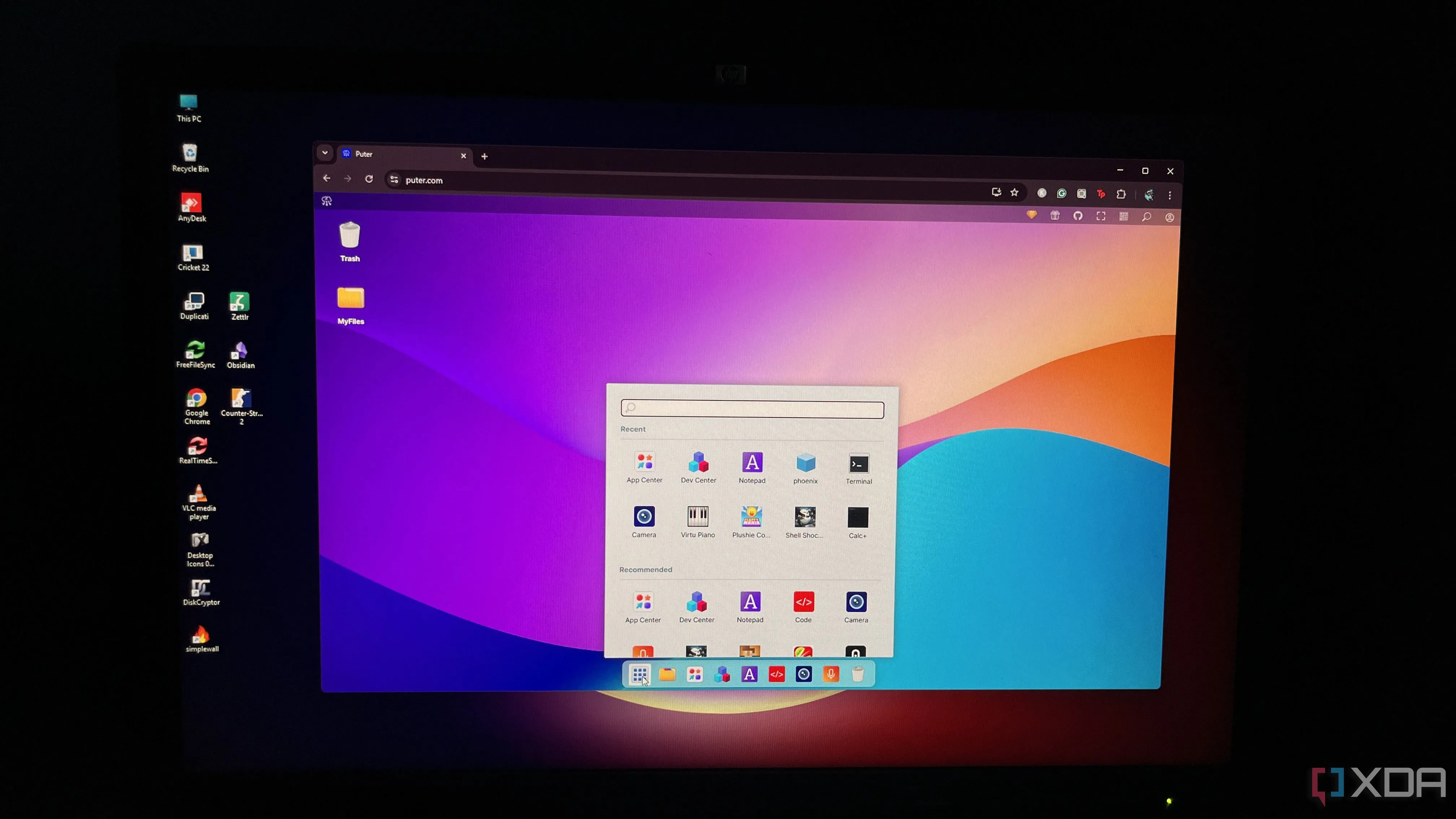 Màn hình máy tính chạy Windows 11 với cửa sổ trình duyệt, biểu trưng cho hệ điều hành đang được cập nhật tính năng mới.