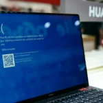 Màn hình xanh chết chóc (BSOD) trên Windows, biểu tượng của lỗi hệ thống và sự cố nghiêm trọng