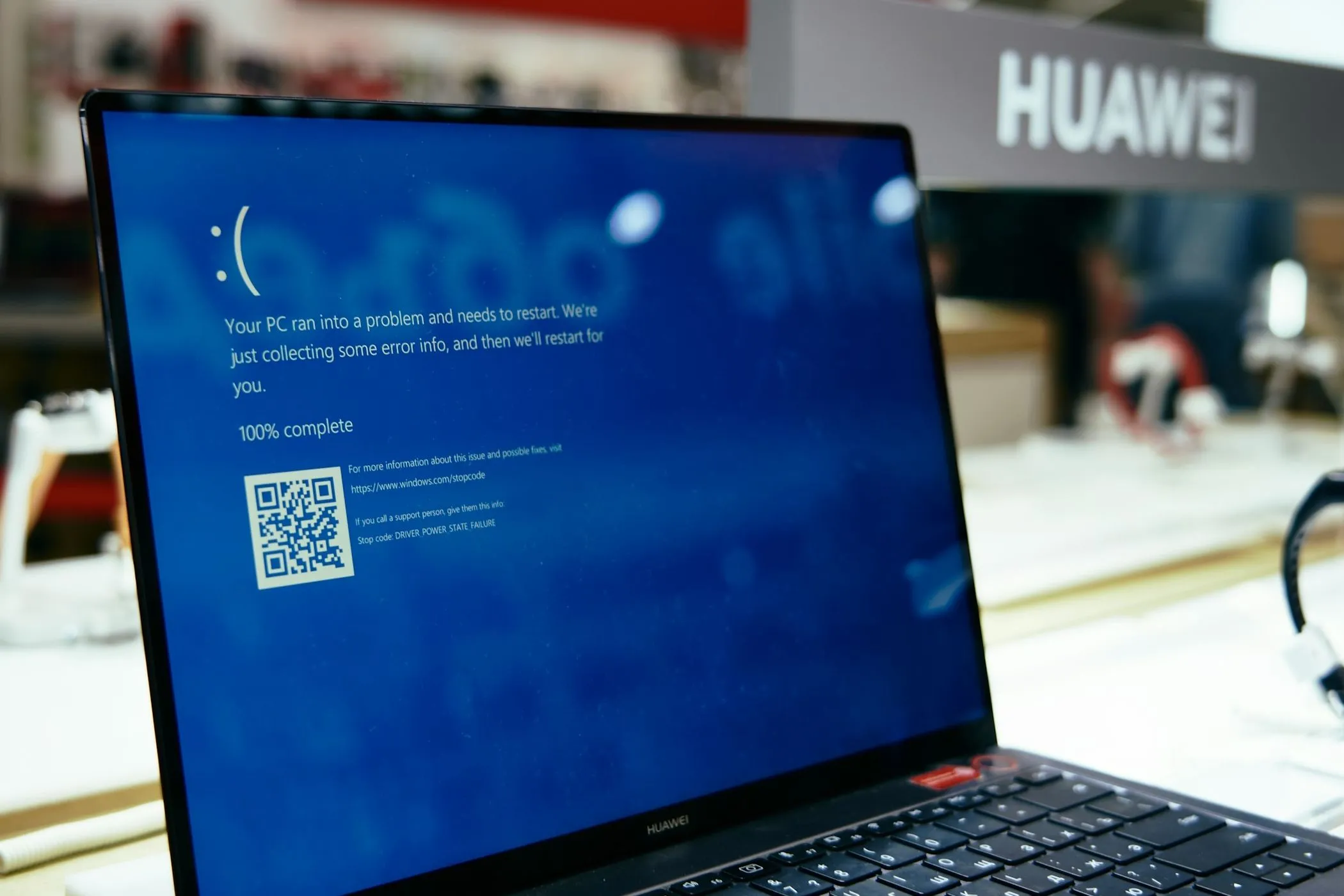 Màn hình xanh chết chóc (BSOD) trên Windows, biểu tượng của lỗi hệ thống và sự cố nghiêm trọng