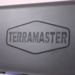 Mặt bên của thiết bị NAS TerraMaster F2-424 với logo thương hiệu rõ nét