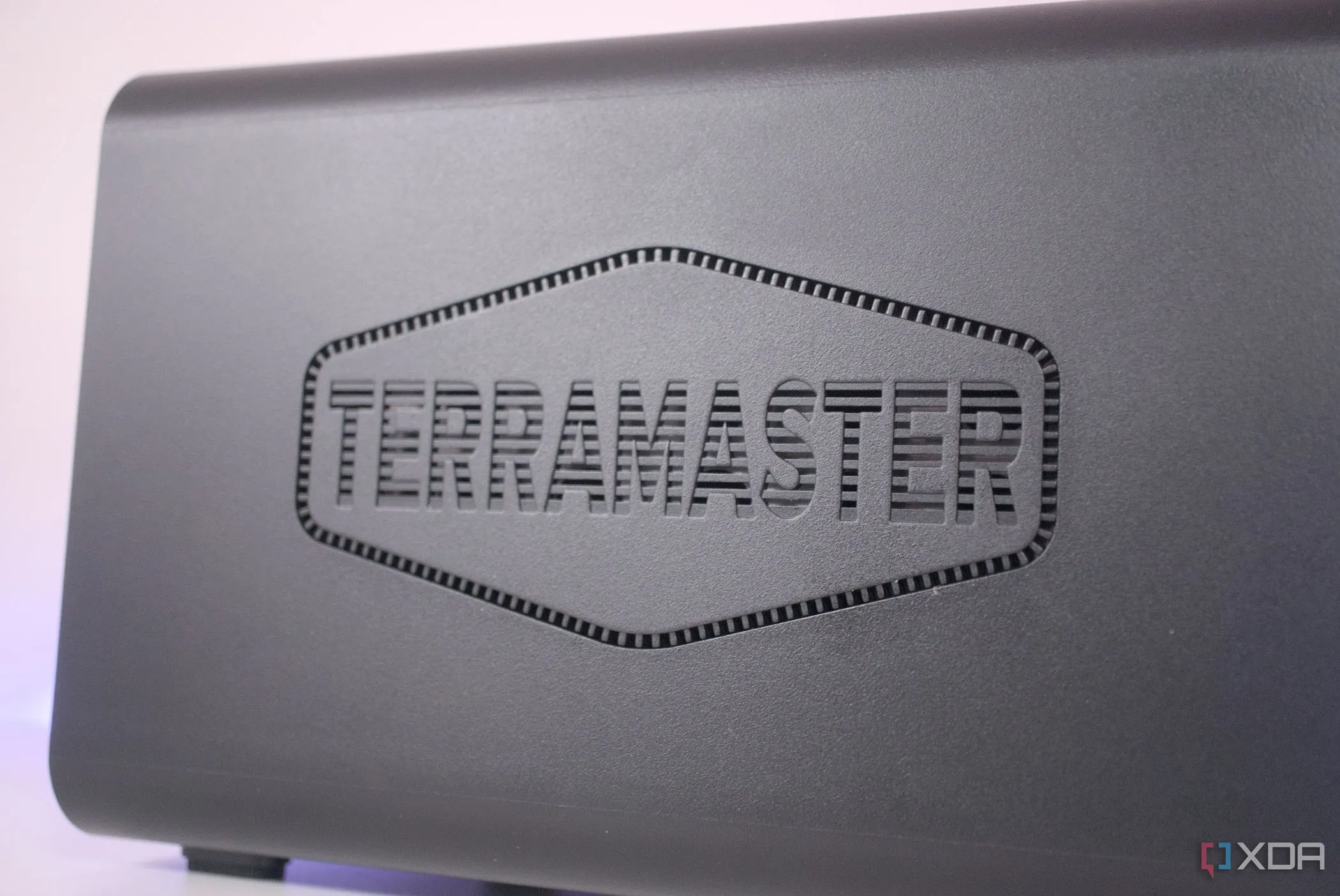 Mặt bên của thiết bị NAS TerraMaster F2-424 với logo thương hiệu rõ nét