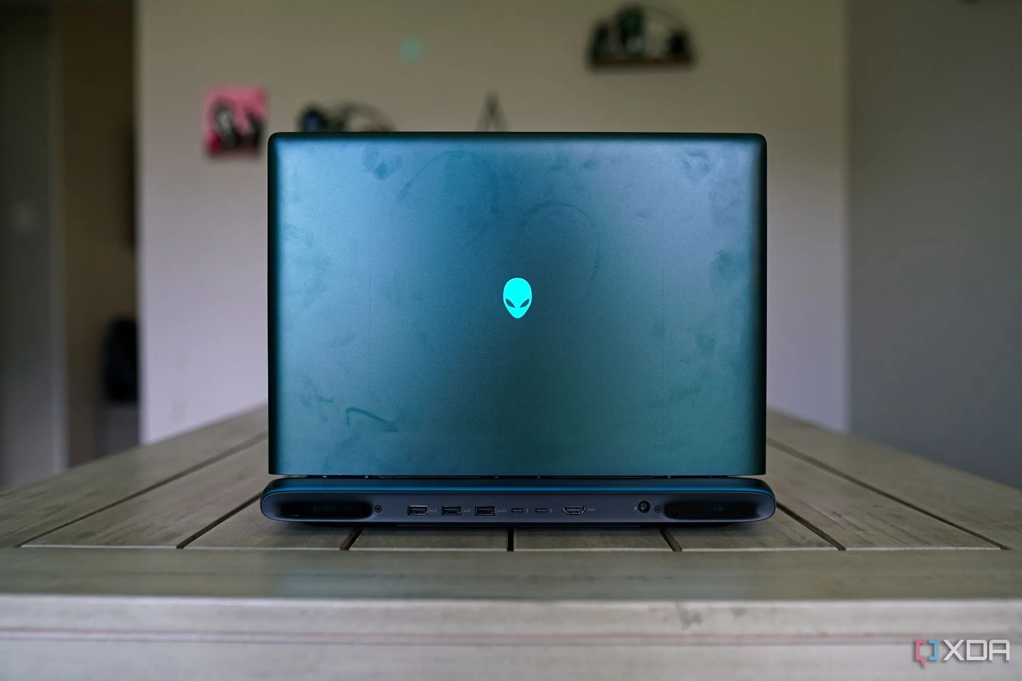 Mặt sau laptop Alienware 16 Area-51 hiển thị cổng kết nối và dải đèn RGB độc đáo