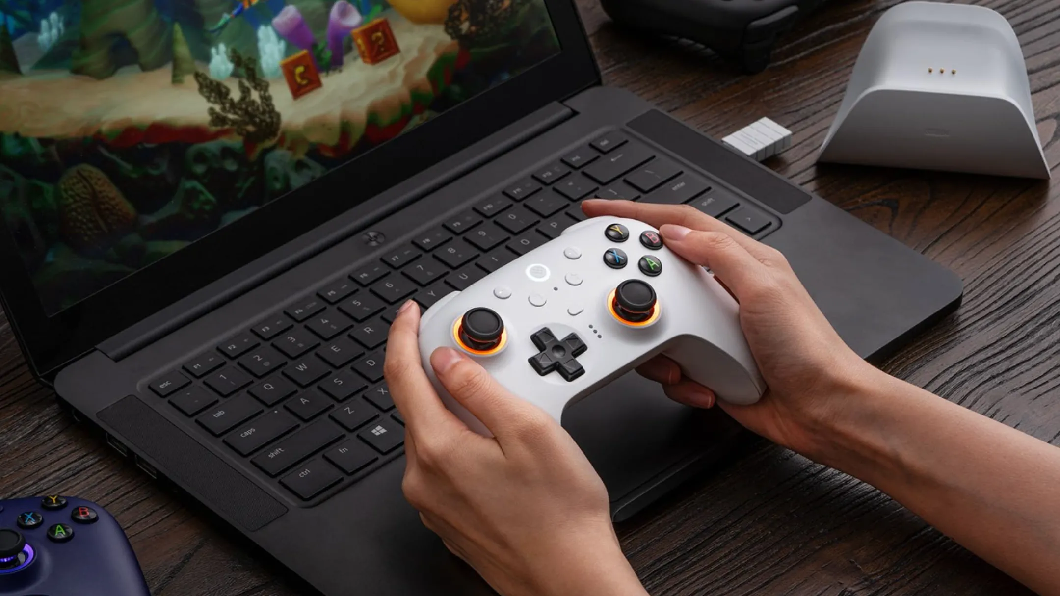 Mặt trước của tay cầm 8BitDo Ultimate 2 tương thích Windows và Android