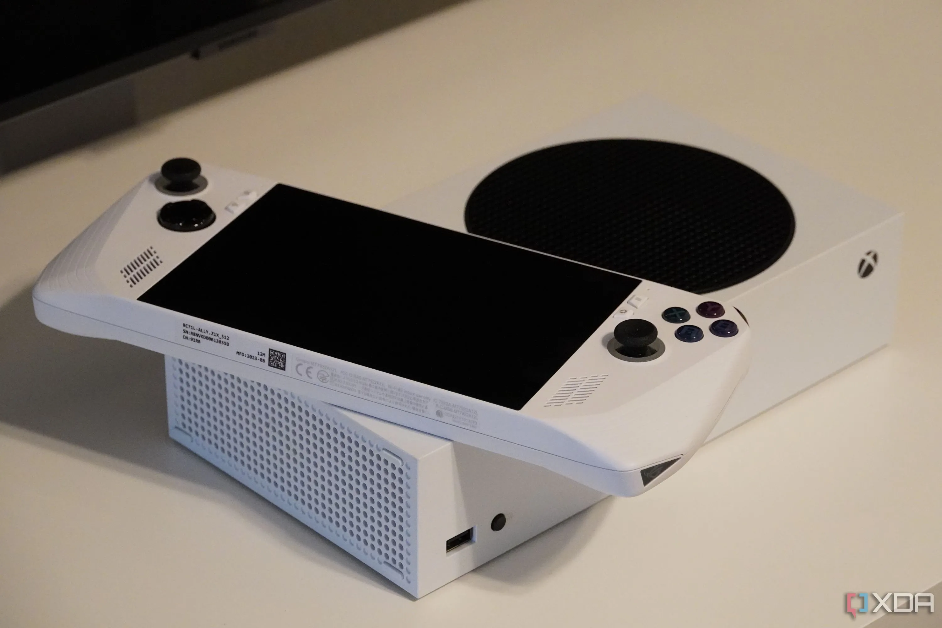 Máy chơi game cầm tay ROG Ally đặt trên console Xbox Series S, gợi ý về tương lai tích hợp Xbox shell trên Windows handheld
