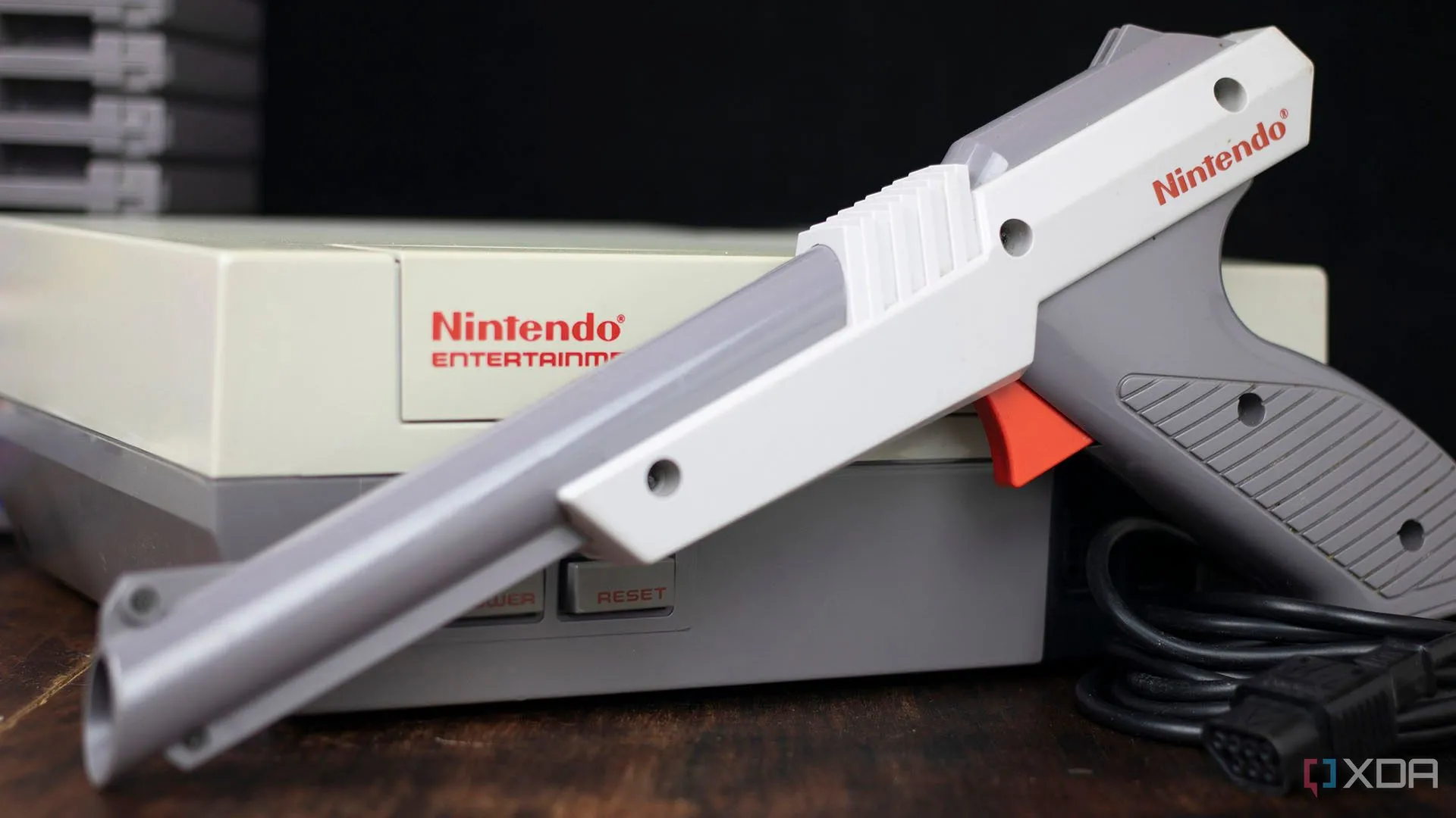 Máy chơi game Nintendo NES và khẩu súng quang Zapper, biểu tượng của kỷ nguyên gaming cổ điển.