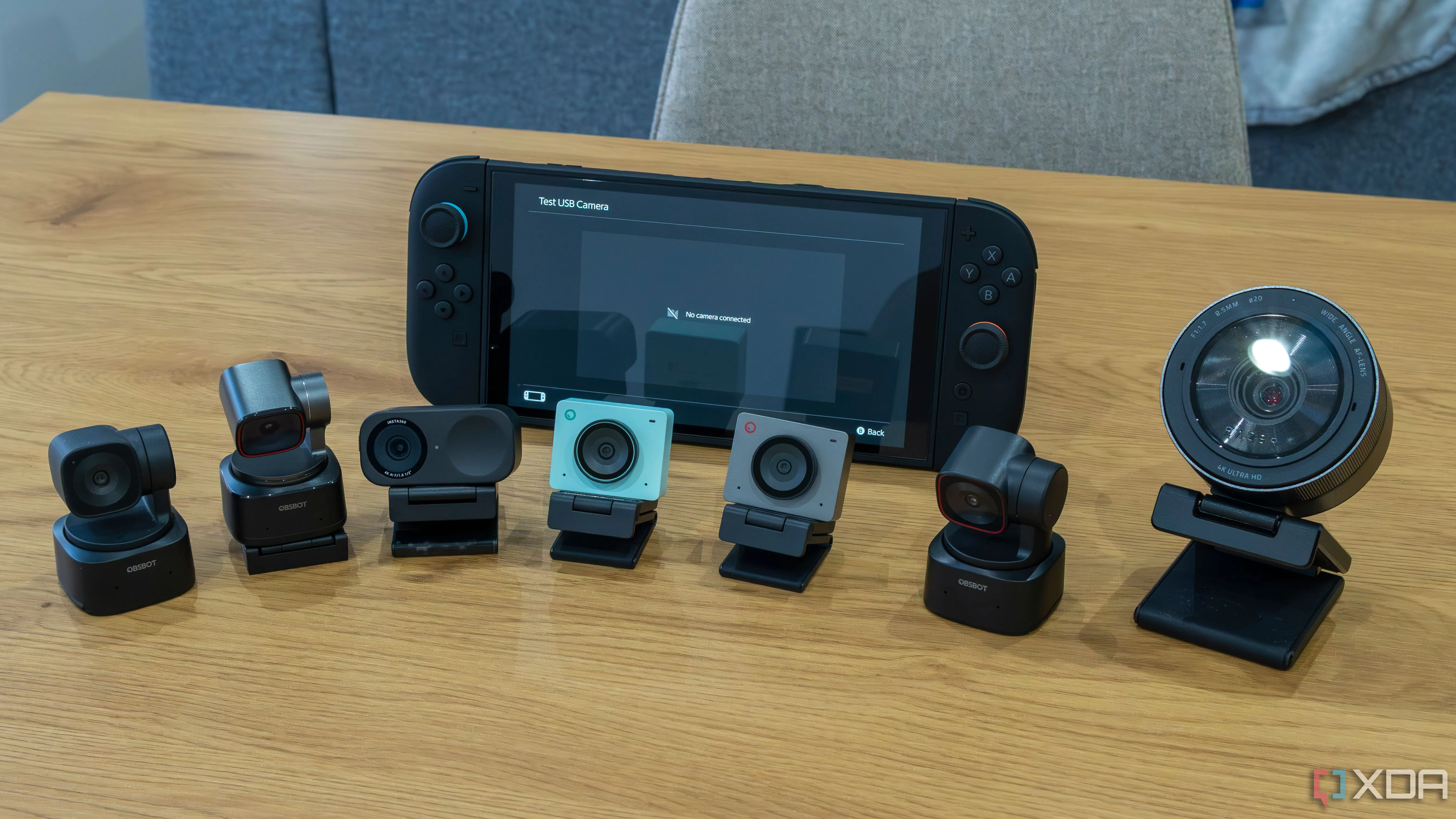Máy chơi game Nintendo Switch 2 đặt phía sau một loạt webcam không tương thích, minh họa sự cần thiết của lựa chọn đúng đắn như Logitech C270